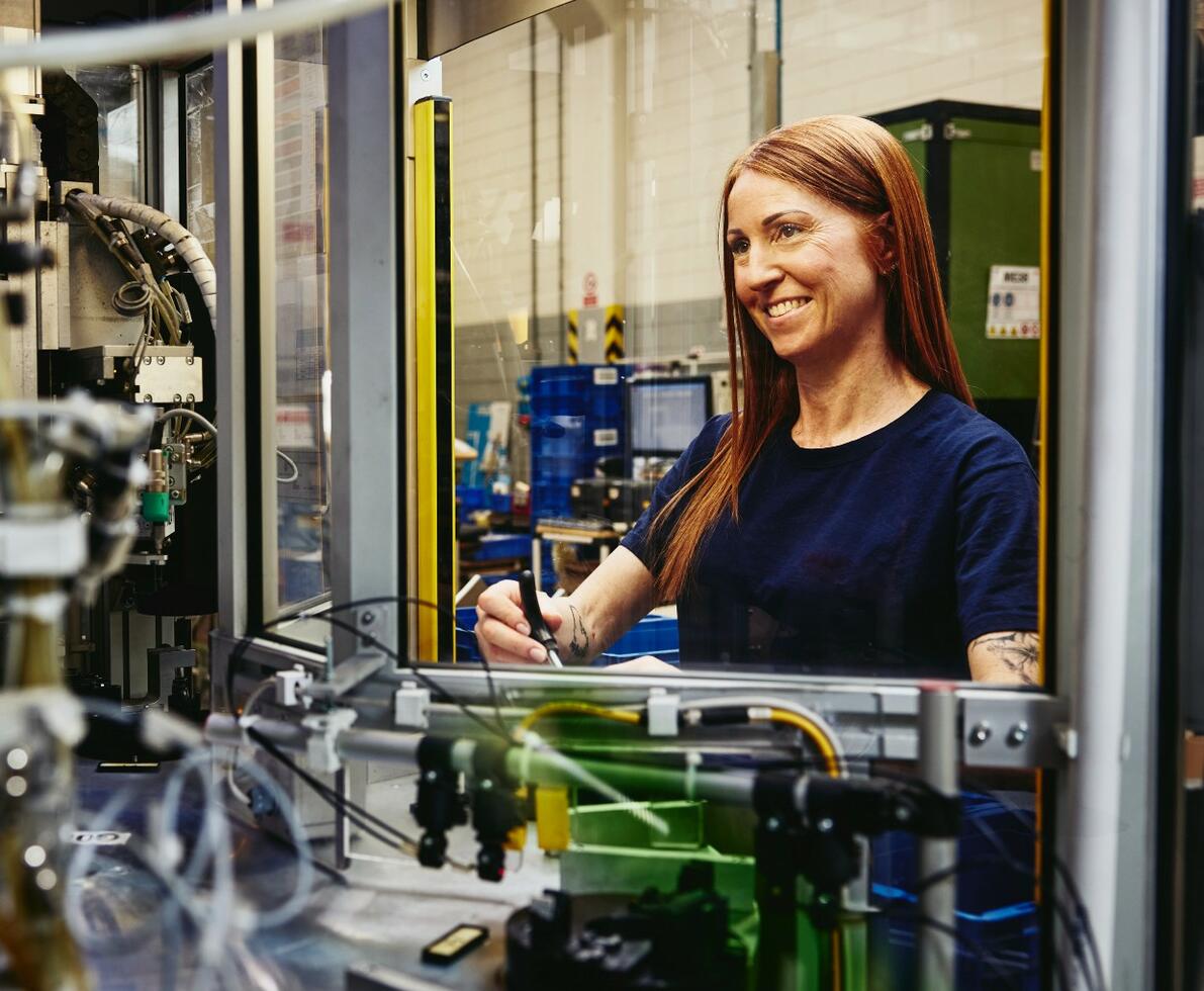 frau arbeitet im Technik